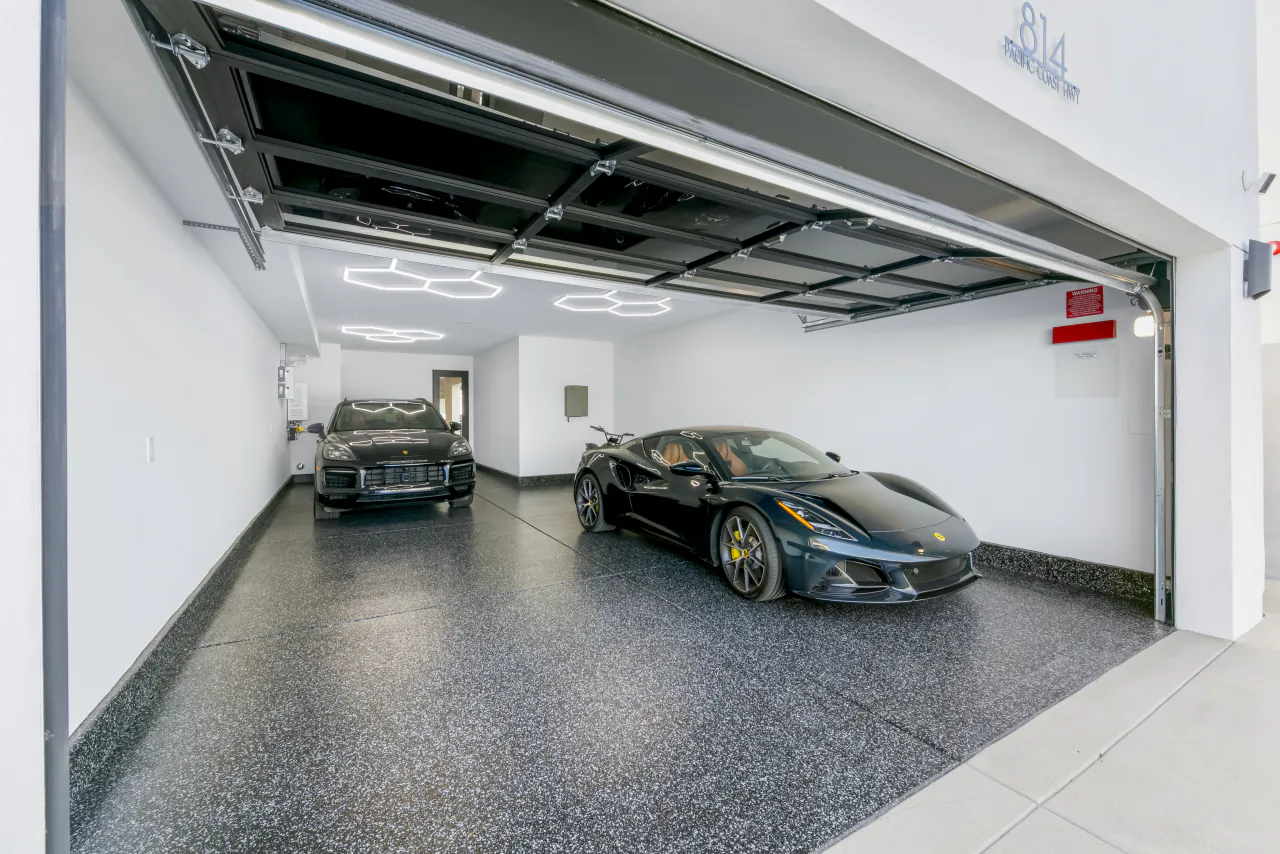 Garage interior shown in the source listing